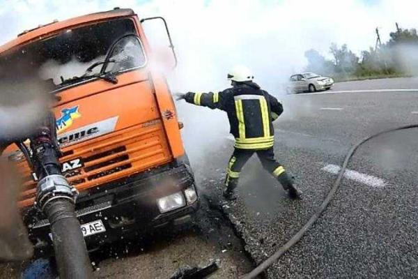 На трассе под Киевом вспыхнул "КамАЗ": сгорела кабина, водитель не пострадал На трассе под Киевом вспыхнул "КамАЗ": сгорела кабина, водитель не пострадал
