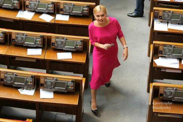 Журналисты "подсмотрели", в каких нарядах приходят в Верховную Раду женщины-нардепы Журналисты "подсмотрели", в каких нарядах приходят в Верховную Раду женщины-нардепы