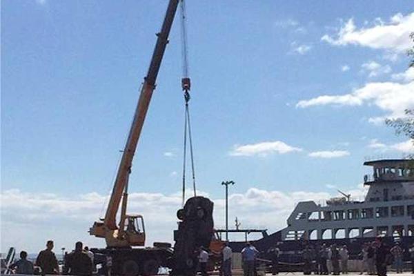 В Крыму при швартовке парома в море рухнул автомобиль "Lada Priora" В Крыму при швартовке парома в море рухнул автомобиль "Lada Priora"