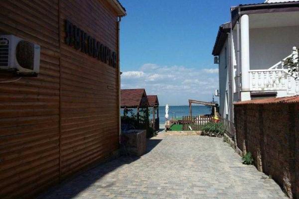Свежие фото с пляжей Крыма: отдыхающих так и не дождались Свежие фото с пляжей Крыма: отдыхающих так и не дождались