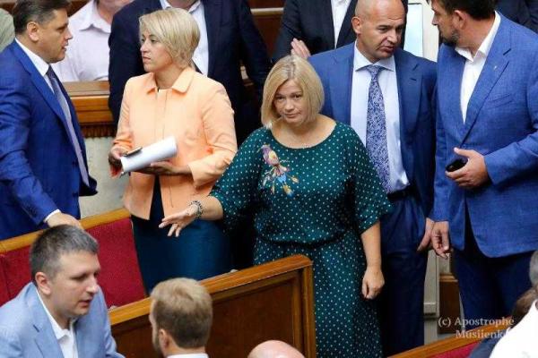 Журналисты "подсмотрели", в каких нарядах приходят в Верховную Раду женщины-нардепы Журналисты "подсмотрели", в каких нарядах приходят в Верховную Раду женщины-нардепы
