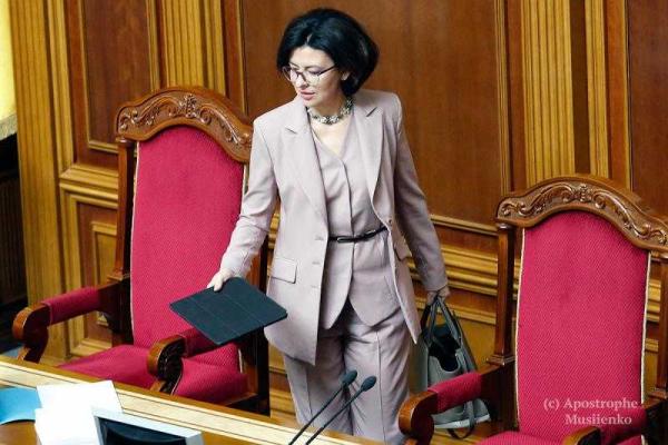 Журналисты "подсмотрели", в каких нарядах приходят в Верховную Раду женщины-нардепы Журналисты "подсмотрели", в каких нарядах приходят в Верховную Раду женщины-нардепы