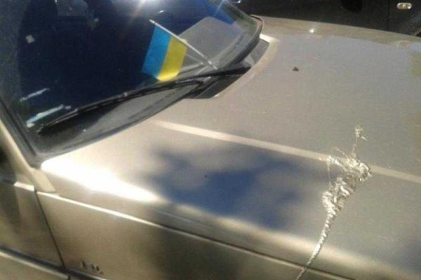 В Харькове неизвестные обливают кислотой автомобили с украинской символикой В Харькове неизвестные обливают кислотой автомобили с украинской символикой