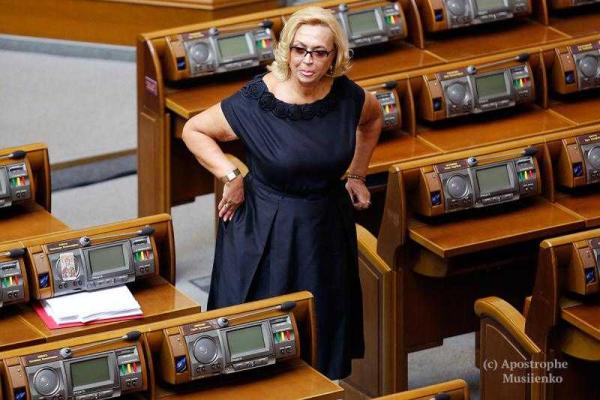 Журналисты "подсмотрели", в каких нарядах приходят в Верховную Раду женщины-нардепы Журналисты "подсмотрели", в каких нарядах приходят в Верховную Раду женщины-нардепы