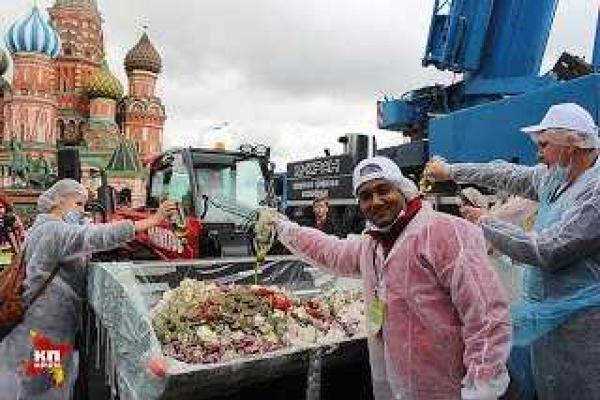 В сети жестко высмеяли раздачу бесплатных угощений в Москве: людей кормили прямо из ковша бульдозера В сети жестко высмеяли раздачу бесплатных угощений в Москве: людей кормили прямо из ковша бульдозера