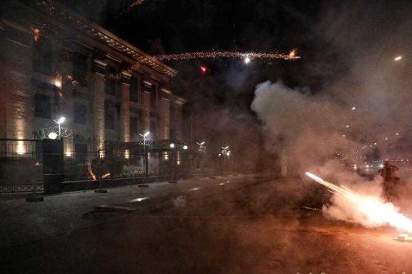 В Киеве ночью активисты атаковали российское посольство В Киеве ночью активисты атаковали российское посольство