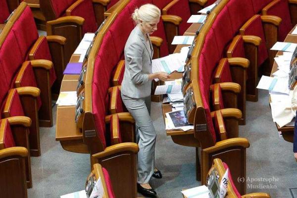 Журналисты "подсмотрели", в каких нарядах приходят в Верховную Раду женщины-нардепы Журналисты "подсмотрели", в каких нарядах приходят в Верховную Раду женщины-нардепы