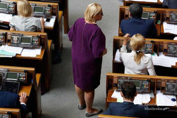 Журналисты "подсмотрели", в каких нарядах приходят в Верховную Раду женщины-нардепы Журналисты "подсмотрели", в каких нарядах приходят в Верховную Раду женщины-нардепы