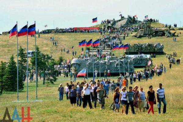 В "ДНР" на Саур-Могиле отметили День освобождения Донбасса от немецко-фашистских захватчиков