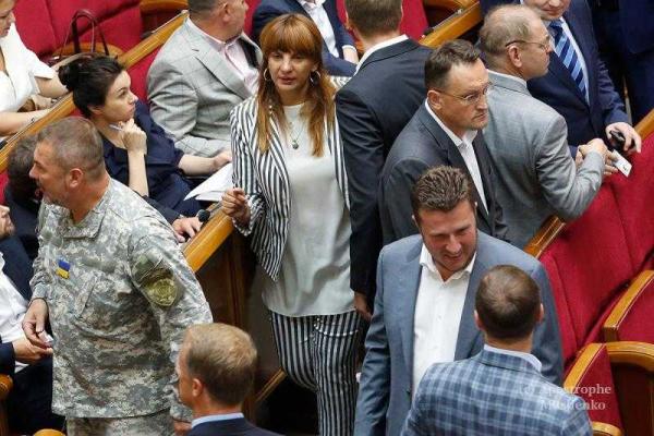 Журналисты "подсмотрели", в каких нарядах приходят в Верховную Раду женщины-нардепы Журналисты "подсмотрели", в каких нарядах приходят в Верховную Раду женщины-нардепы