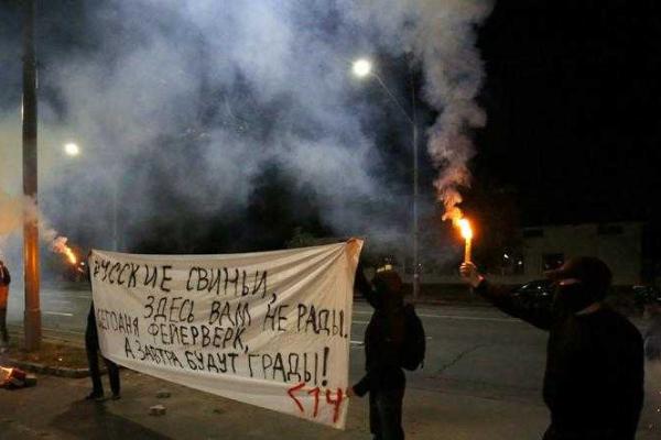 В Киеве ночью активисты атаковали российское посольство В Киеве ночью активисты атаковали российское посольство