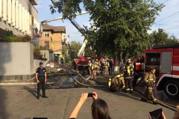 Пострадавших сотрудников "Интера" выносили на носилках - очевидцы Пострадавших сотрудников "Интера" выносили на носилках - очевидцы