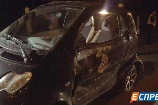 В Киеве пьяный водитель за рулем автомобиля "Smart" чудом разминулся с придорожным столбом В Киеве пьяный водитель за рулем автомобиля "Smart" чудом разминулся с придорожным столбом