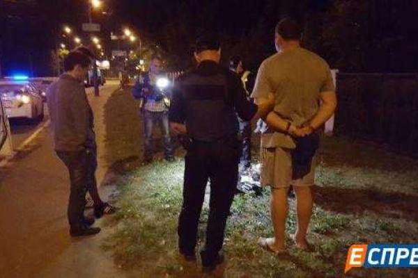 В Киеве пьяный водитель за рулем автомобиля "Smart" чудом разминулся с придорожным столбом В Киеве пьяный водитель за рулем автомобиля "Smart" чудом разминулся с придорожным столбом