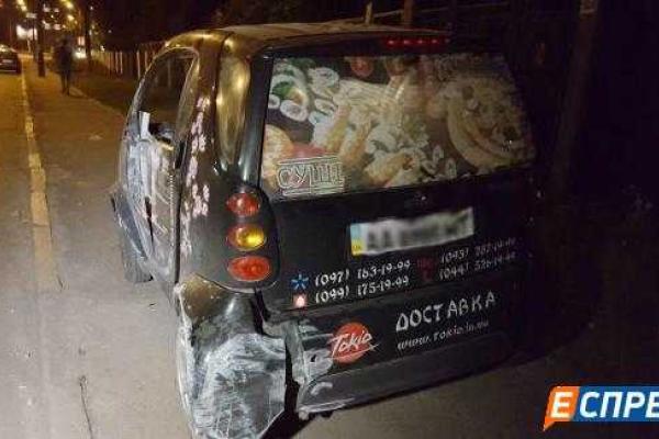 В Киеве пьяный водитель за рулем автомобиля "Smart" чудом разминулся с придорожным столбом В Киеве пьяный водитель за рулем автомобиля "Smart" чудом разминулся с придорожным столбом