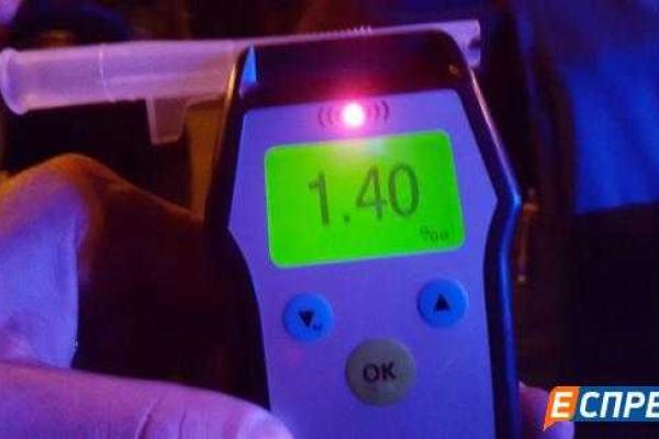 В Киеве пьяный водитель за рулем автомобиля "Smart" чудом разминулся с придорожным столбом В Киеве пьяный водитель за рулем автомобиля "Smart" чудом разминулся с придорожным столбом