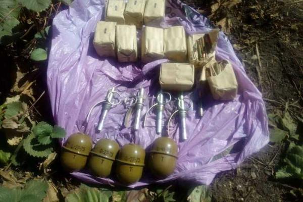 На Донетчине сотрудники СБУ обнаружили два схрона с боеприпасами На Донетчине сотрудники СБУ обнаружили два схрона с боеприпасами