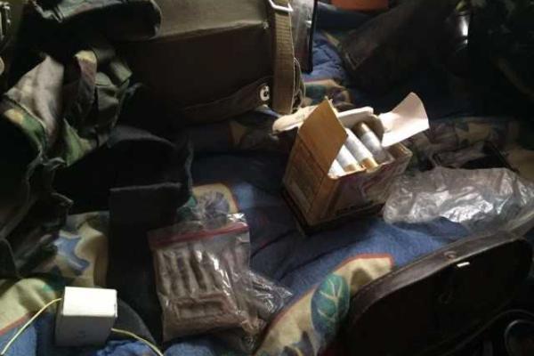 В Мукачево сотрудники СБУ защелкнули наручники на запястьях торговцев оружием