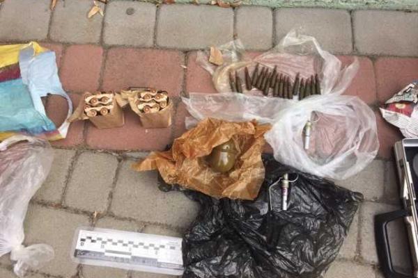 В Мукачево сотрудники СБУ защелкнули наручники на запястьях торговцев оружием