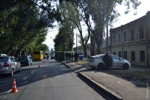 В Одессе перевернулась маршрутка с пассажирами: есть пострадавшие, жертв нет В Одессе перевернулась маршрутка с пассажирами: есть пострадавшие, жертв нет