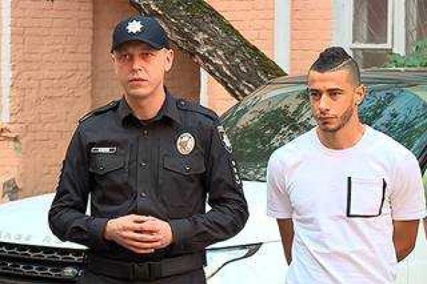 В Киеве полицейские вернули марокканскому футболисту джип "Range Rover", угнанный год назад В Киеве полицейские вернули марокканскому футболисту джип "Range Rover", угнанный год назад