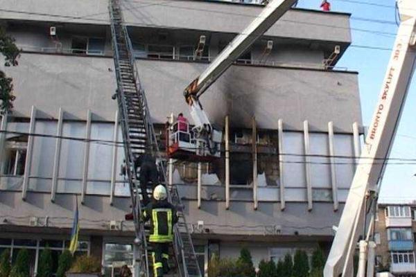 Киевская полиция расследует два уголовных производства по фактам событий под офисом студии "Интер" Киевская полиция расследует два уголовных производства по фактам событий под офисом студии "Интер"