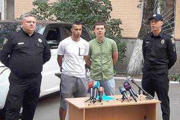 В Киеве полицейские вернули марокканскому футболисту джип "Range Rover", угнанный год назад В Киеве полицейские вернули марокканскому футболисту джип "Range Rover", угнанный год назад