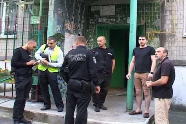 В Киеве мужчина, ограбивший квартиру, убегая попал под колеса грузовика В Киеве мужчина, ограбивший квартиру, убегая попал под колеса грузовика