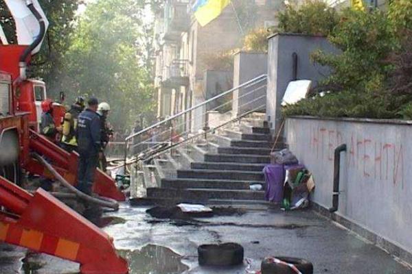 Киевская полиция расследует два уголовных производства по фактам событий под офисом студии "Интер" Киевская полиция расследует два уголовных производства по фактам событий под офисом студии "Интер"