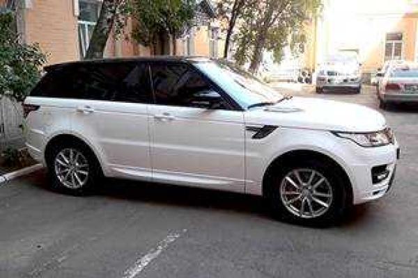 В Киеве полицейские вернули марокканскому футболисту джип "Range Rover", угнанный год назад В Киеве полицейские вернули марокканскому футболисту джип "Range Rover", угнанный год назад