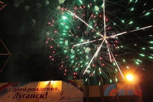 В День города Луганска власти "республики" устроили салют, напугавший немало горожан В День города Луганска власти "республики" устроили салют, напугавший немало горожан