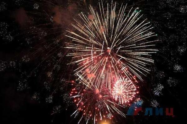 В День города Луганска власти "республики" устроили салют, напугавший немало горожан В День города Луганска власти "республики" устроили салют, напугавший немало горожан