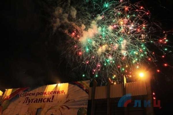 В День города Луганска власти "республики" устроили салют, напугавший немало горожан В День города Луганска власти "республики" устроили салют, напугавший немало горожан