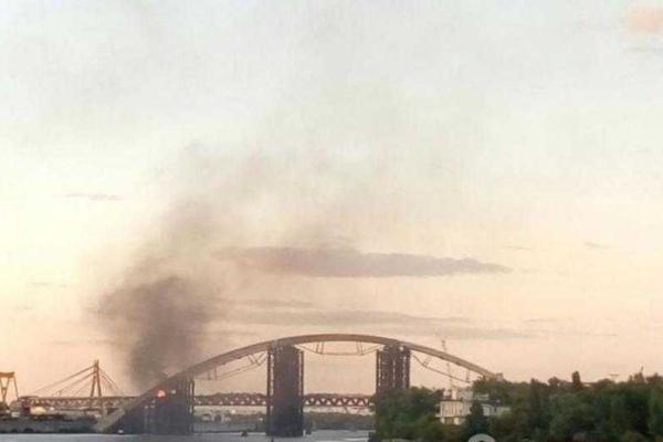 В Киеве вспыхнул пожар на Подольском мосту В Киеве вспыхнул пожар на Подольском мосту