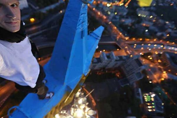 Новый смертельный трюк украинского руфера Мустанга на крыше высотки в Торонто