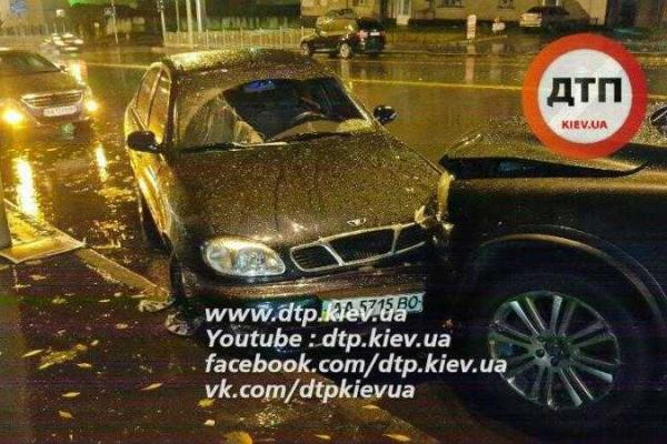 Масштабное ДТП в Киеве: автомобиль "Volvo" разбил пять автомобилей и сбил двух пешеходов Масштабное ДТП в Киеве: автомобиль "Volvo" разбил пять автомобилей и сбил двух пешеходов