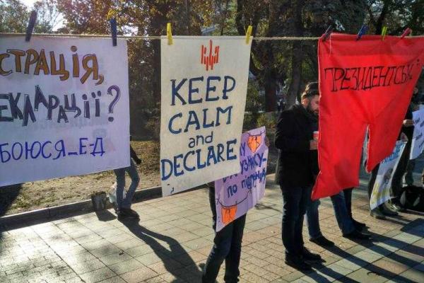 Под стенами Верховной Рады активисты раздают депутатам "именные трусы" Под стенами Верховной Рады активисты раздают депутатам "именные трусы"