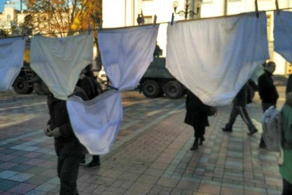 Под стенами Верховной Рады активисты раздают депутатам "именные трусы" Под стенами Верховной Рады активисты раздают депутатам "именные трусы"