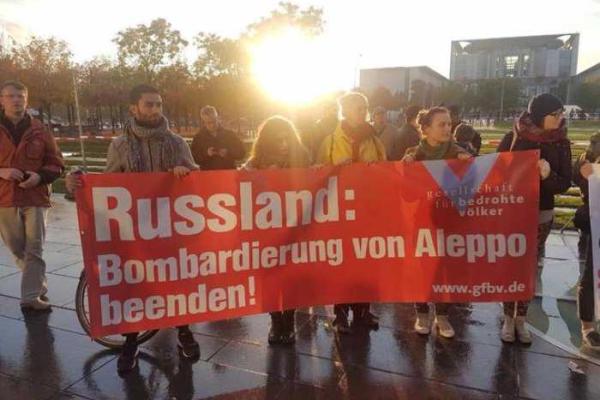 В Германии активисты с "окровавленными" медвежатами и укрaинскими флaгами "ласково" встретили Путина В Германии активисты с "окровавленными" медвежатами и укрaинскими флaгами "ласково" встретили Путина