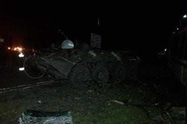 На Донетчине БТР протаранил автобус с рабочими: появились кадры с места смертельного ДТП