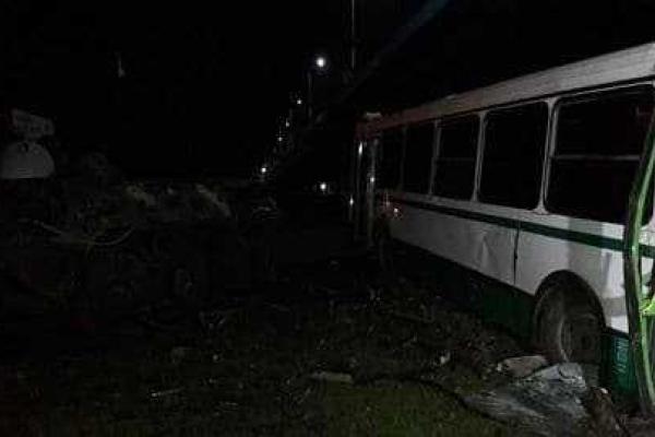 На Донетчине БТР протаранил автобус с рабочими: появились кадры с места смертельного ДТП