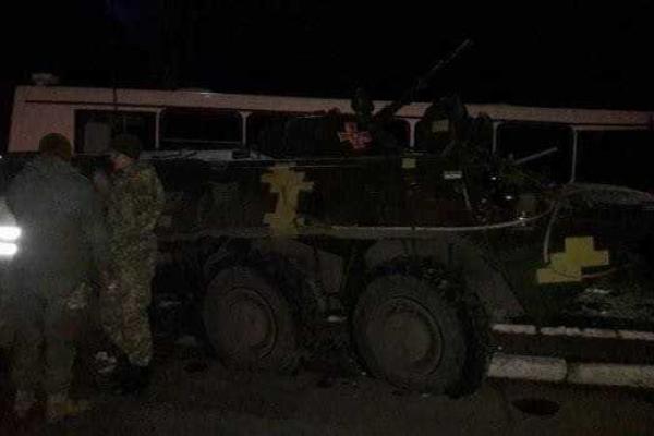 На Донетчине БТР протаранил автобус с рабочими: появились кадры с места смертельного ДТП