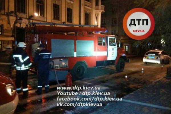 Жуткая смерть: в Киеве напротив гостиницы "Radisson", прямо на посту, заживо сгорел охранник. Фото 18+ Жуткая смерть: в Киеве напротив гостиницы "Radisson", прямо на посту, заживо сгорел охранник. Фото 18+