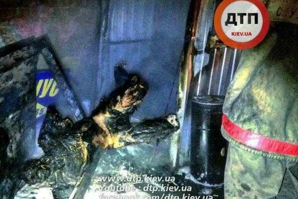 Жуткая смерть: в Киеве напротив гостиницы "Radisson", прямо на посту, заживо сгорел охранник. Фото 18+ Жуткая смерть: в Киеве напротив гостиницы "Radisson", прямо на посту, заживо сгорел охранник. Фото 18+