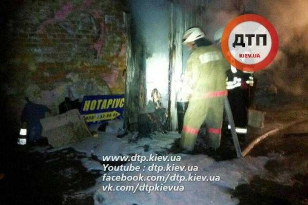 Жуткая смерть: в Киеве напротив гостиницы "Radisson", прямо на посту, заживо сгорел охранник. Фото 18+ Жуткая смерть: в Киеве напротив гостиницы "Radisson", прямо на посту, заживо сгорел охранник. Фото 18+