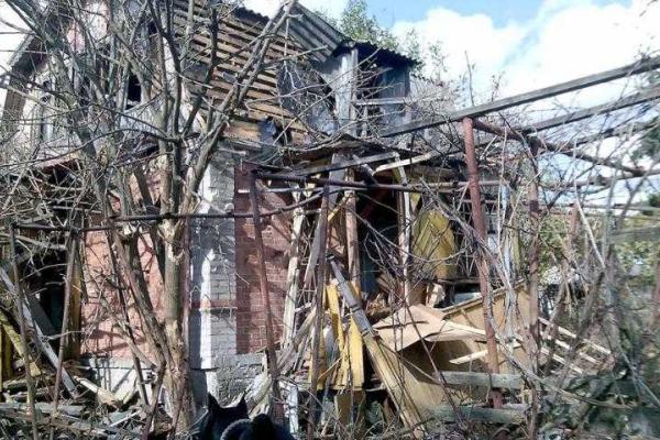 Боевики выпустили по Водяному более 700 мин и снарядов: уничтожена целая улица, ранена женщина Боевики выпустили по Водяному более 700 мин и снарядов: уничтожена целая улица, ранена женщина