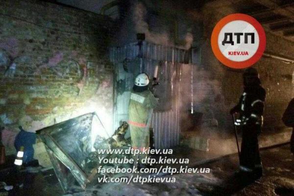 Жуткая смерть: в Киеве напротив гостиницы "Radisson", прямо на посту, заживо сгорел охранник. Фото 18+ Жуткая смерть: в Киеве напротив гостиницы "Radisson", прямо на посту, заживо сгорел охранник. Фото 18+