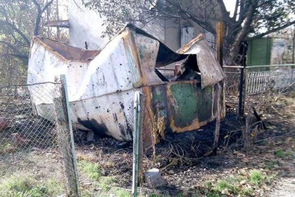Боевики выпустили по Водяному более 700 мин и снарядов: уничтожена целая улица, ранена женщина Боевики выпустили по Водяному более 700 мин и снарядов: уничтожена целая улица, ранена женщина