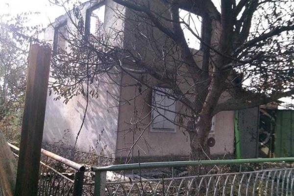 Боевики выпустили по Водяному более 700 мин и снарядов: уничтожена целая улица, ранена женщина Боевики выпустили по Водяному более 700 мин и снарядов: уничтожена целая улица, ранена женщина