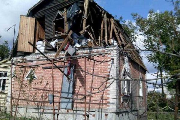 Боевики выпустили по Водяному более 700 мин и снарядов: уничтожена целая улица, ранена женщина Боевики выпустили по Водяному более 700 мин и снарядов: уничтожена целая улица, ранена женщина